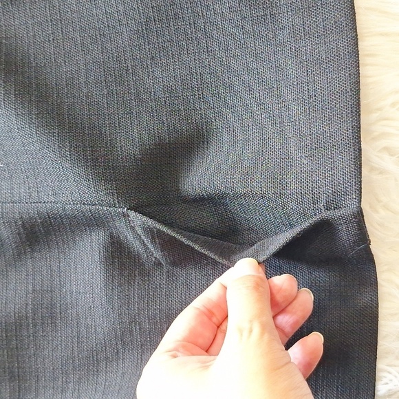 LIKE NEW Banana Republic Black Wool Skirt Size 2 - Picture 9 of 13